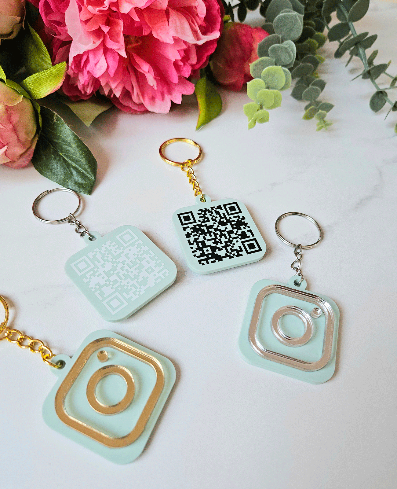 Isikupärane võtmehoidja Instagram QR koodiga HELEROHELINE