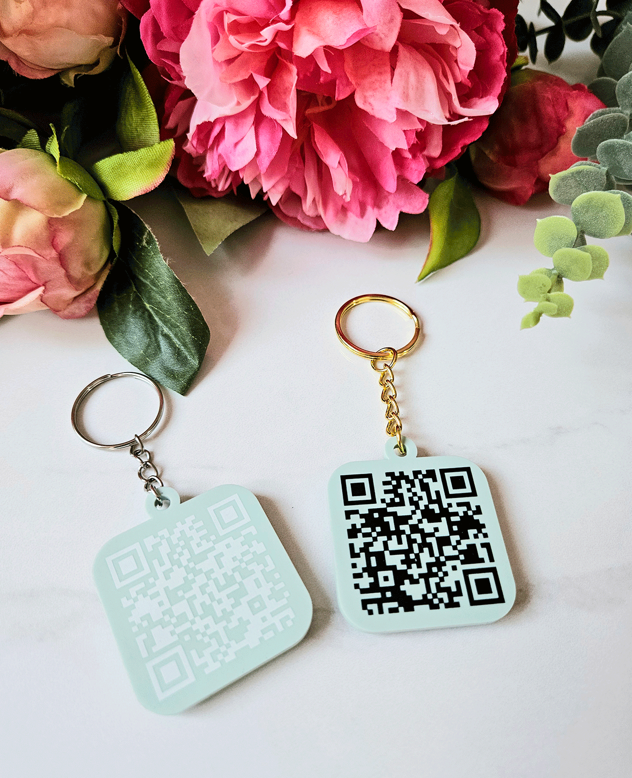 Isikupärane võtmehoidja Instagram QR koodiga HELEROHELINE
