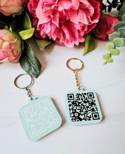 Isikupärane võtmehoidja Instagram QR koodiga HELEROHELINE