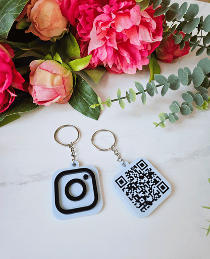 Isikupärane võtmehoidja Instagram QR koodiga HELESININE