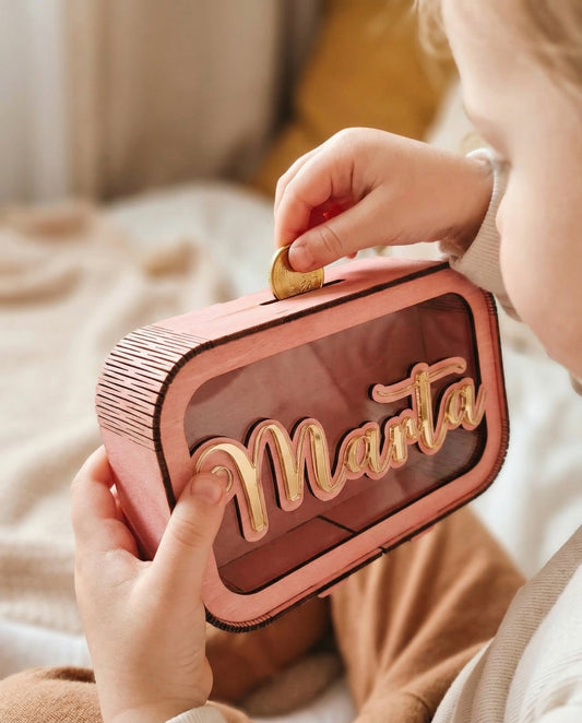 Nimeline hoiupõrsas, mida hoitakse mälestuseks | Isikupärane rahakassa | Pildil ROOSA #02